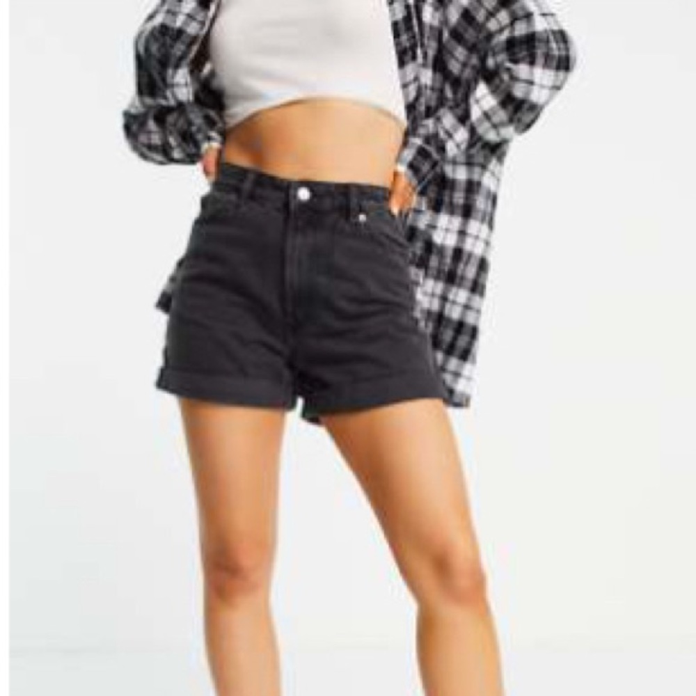 Monki Tallie organic cotton denim shorts in black - Size 25